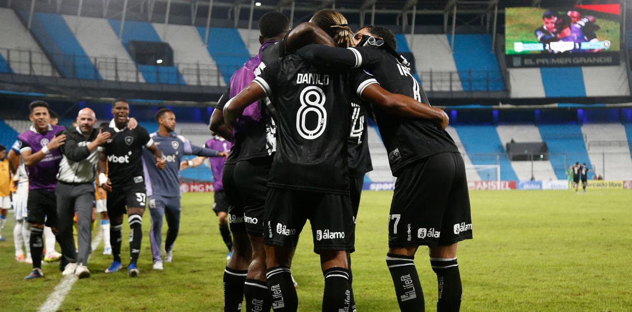 Danilo brilha, decide no fim e Botafogo cala o Racing na Argentina